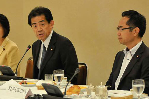 Co-chairs Rep. Ichiro Aisawa (left) and Rep. Motohisa Furukawa at a FGFJ Diet Task Force meeting