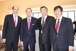 左より）ルース大使、ダイブル事務局長、松本純議員、鶴岡外務審議官