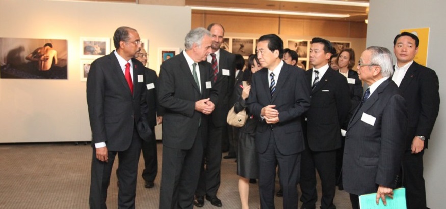 Viewing the photo exhibition are (from left, front row) Michel Sidibé, Michel Kazatchkine, Naoto Kan, and then JCIE President and FGFJ Director Tadashi Yamamoto