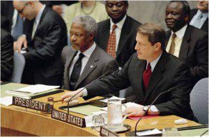 エイズを初めて議題とした2000年最初の国連安全保障理事会で、コフィー・アナン事務総長とアル・ゴア米副大統領（写真提供：UNAIDS)