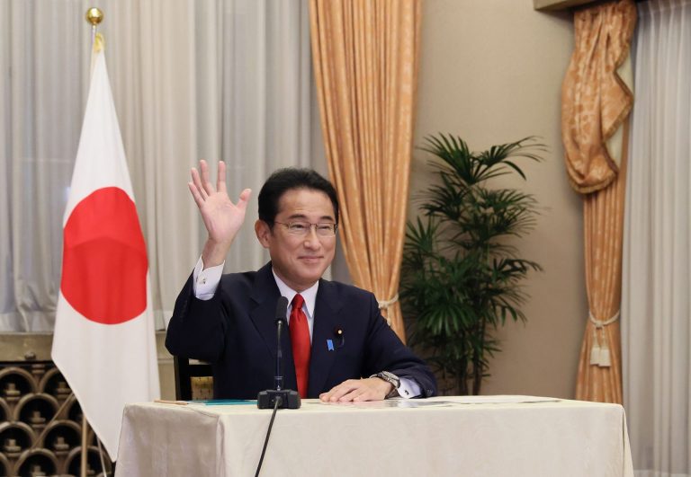 TICAD８の開会式で手を振っている岸田内閣総理大臣(アイキャッチ画像)