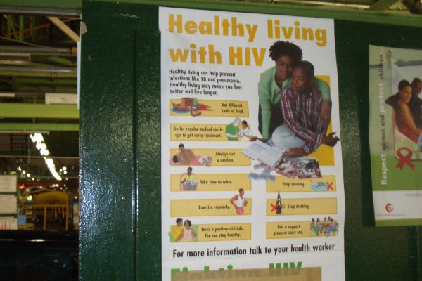 工場生産ラインの横に張られているポスター。HIV陽性の労働者向けに健康維持を呼び掛けている。