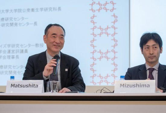 （写真左）松下修三 熊本大学エイズ学研究センター教授、国際エイズ学会運営評議員、日本エイズ学会理事長